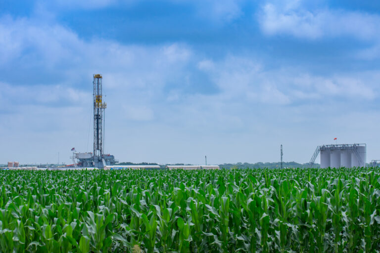 U.S. shale majors cut spending despite higher oil prices